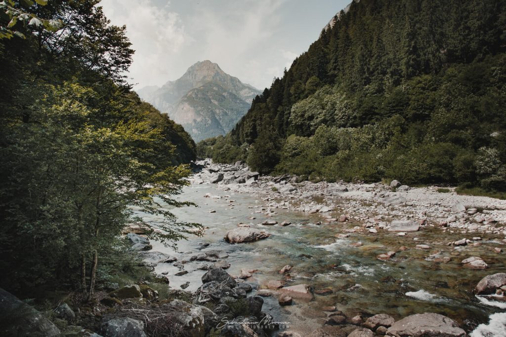 Fiume Verzasca, lungo il sentierone verzasca